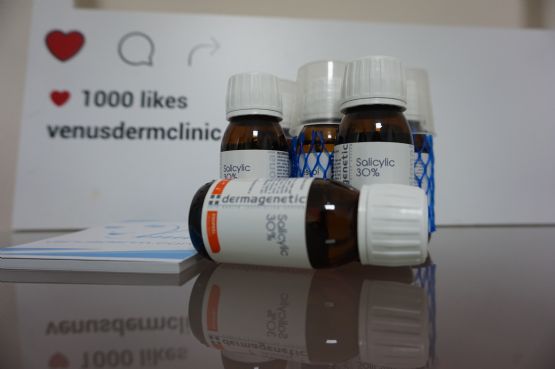 Piling kimik per trajtimin e aknes dhe cikatriceve me acid salicilik nga Dr Brunilda Bardhi, Klinike ne tirane per piling kimik, Klinike ne tirane per trajtimin e aknes nga Klinika Dermatologjike Venus